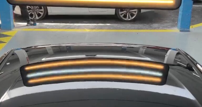capot d'une voiture après un débosselage sans peinture